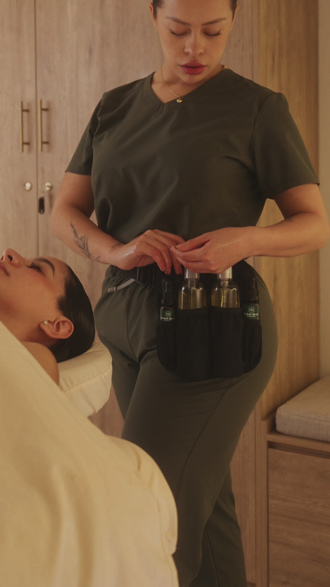 Porta Aceitera Doble con Cierre – Negra | Cangurera para Masajista